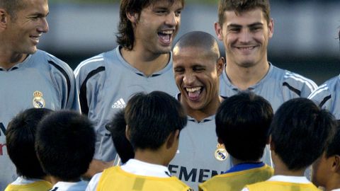 Zinedine Zidane, Fernando Morientes, Iker Casillas y Roberto Carlos durante un evento con el Real Madrid.