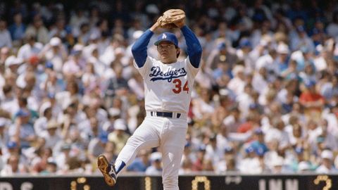 La imagen más típica de Fernando Valenzuela en sus días como pitcher: mirando al cielo al realizar cada uno de sus lanzamientos al home. El legendario "Toro" de Etchohuaquila falleció a los 63 años.