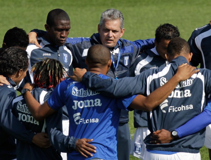 Reinaldo Rueda dirigiendo un entrenamiento de la Selección de Honduras durante la Copa del Mundo Sudáfrica 2010.
