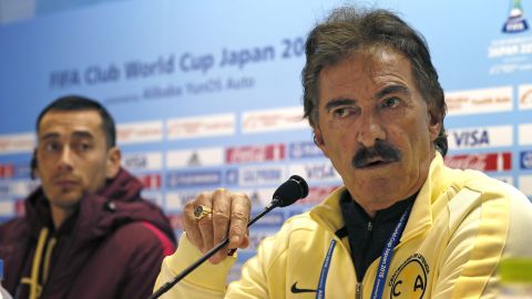 Club America's head coach Ricardo La Volpe, right, and Rubens Sambueza attend a press conference at the FIFA Club World Cup soccer tournament in Yokohama, near Tokyo, Wednesday, Dec. 14, 2016. Club America and Real Madrid will play in the Dec. 15 semifinal. (AP Photo/Shuji Kajiyama)