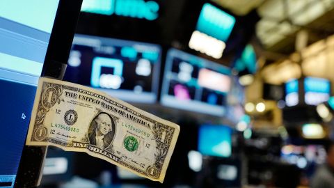 Los padres tienen un papel clave en la educación financiera de sus hijos.