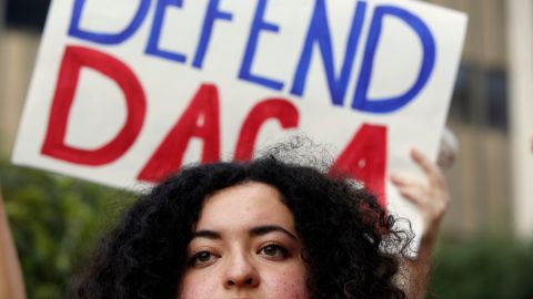DACA le otorgó autorizaciones de empleo a más de 830,000 Dreamers.