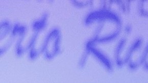 Trump fingiendo jugar baloncesto con toallas de papel en 2017.