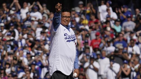 Fernando Valenzuela saluda a los aficionados al ser ovacionado en el estadio de los Dodgers antess de realizar el primer lanzamiento ceremonial del Juego de Estrellas de las Ligas Mayores de 2022.