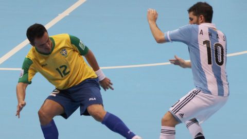 Falcao of Brazil, left, is challenged by Martin Amas of Argentina during their FIFA Futsal World Cup quarter-final match in Bangkok, Thailand Wednesday, Nov. 14, 2012. (AP Photo/Apichart Weerawong)