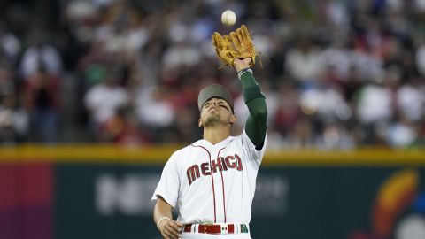 Mexico shortstop Alan Trejo catches a pop up hit by Colombia's Oscar Mercado during the first inning of a World Baseball Classic game in Phoenix, Saturday, March 11, 2023. (AP Photo/Godofredo A. Vásquez)