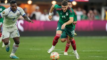 Mexico's Santiago Gimenez, right, dribbles past Panama's Harold Cummings on his way to score a goal during the second half of the CONCACAF Gold Cup final soccer match Sunday, July 16, 2023, in Inglewood, Calif. (AP Photo/Mark J. Terrill)