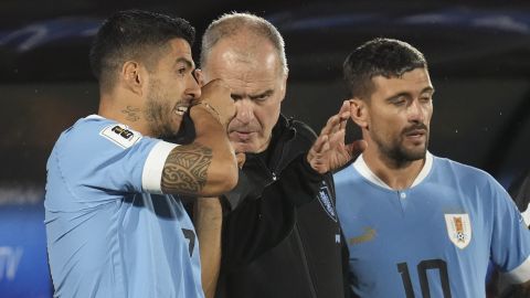 Marcelo Bielsa junto a Luis Suárez.