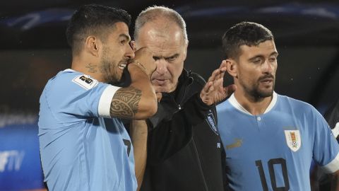 Uruguay's coach Marcelo Bielsa, center, gives instructions to Luis Suarez, left, before entering the field during a qualifying soccer match against Bolivia for the FIFA World Cup 2026 at Centenario stadium in Montevideo, Uruguay, Tuesday, Nov. 21, 2023. (AP Photo/Matilde Campodonico)