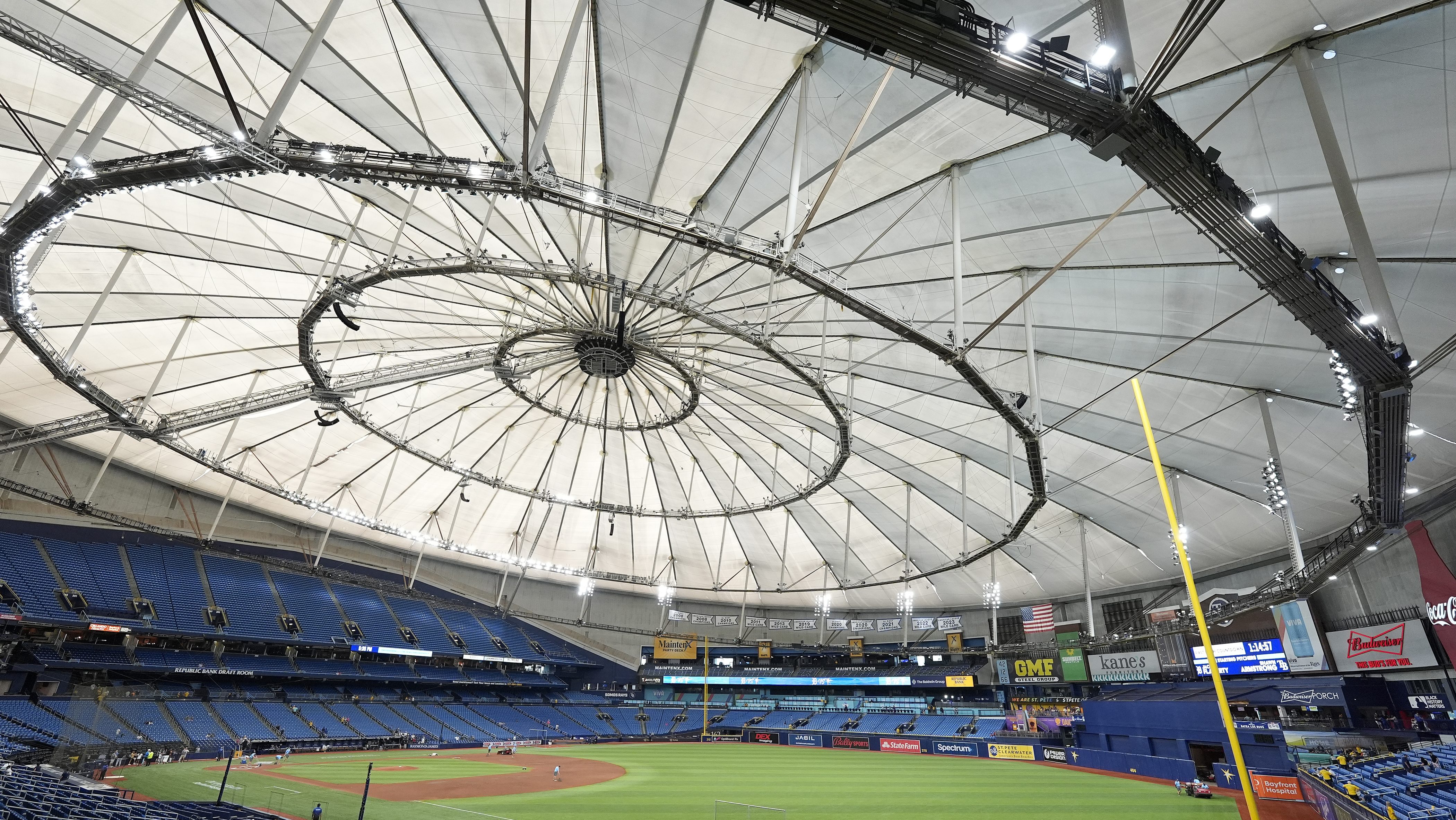 Techo del Tropicana Field se cae - AP24127723804145 E1728562716881