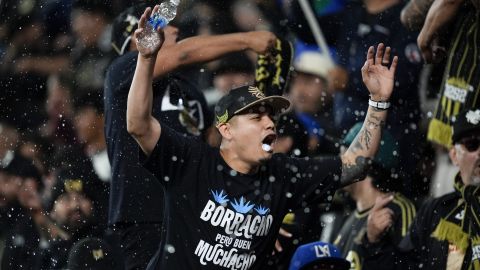 Fans del LAFC aientan a su equipo en el BMO Stadium.