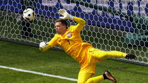 Poland's goalkeeper Wojciech Szczesny makes a save during a Group D match between Poland and the Netherlands at the Euro 2024 soccer tournament in Hamburg, Germany, Sunday, June 16, 2024. (AP Photo/Petr Josek)