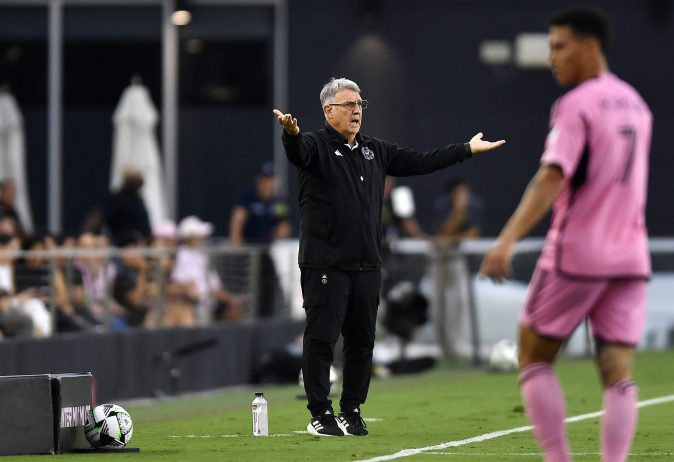 El entrenador argentino Gerardo "Tata" Martino dando indicaciones en el encuentro entre el Inter Miami y el Columbus Crew.