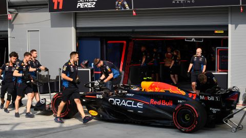 El mexicano Sergio "Checo" Pérez llegando al garage de la escudería Red Bull durante el pasado Gran Premio de Italia.