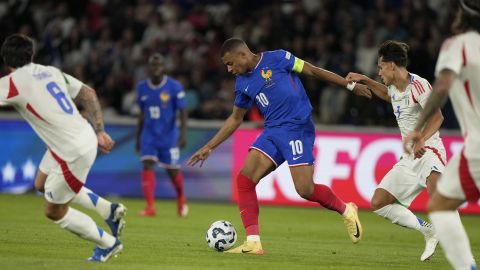 Italy's Samuele Ricci vies for the ball with France's Kylian Mbappe, center, during the UEFA Nations League soccer match between France and Italy at the Parc des Princes in Paris, Friday, Sept. 6, 2024. (AP Photo/Michel Euler)