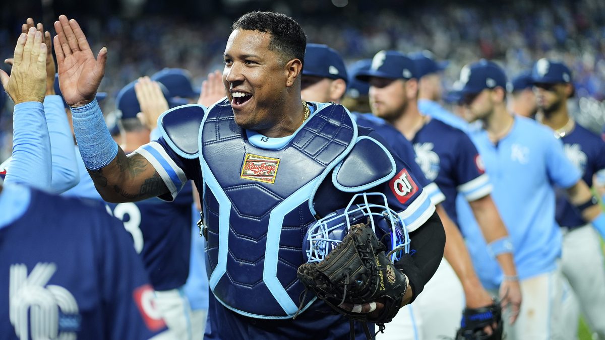Salvador Pérez gana el premio Roberto Clemente 2024 - La Opinión