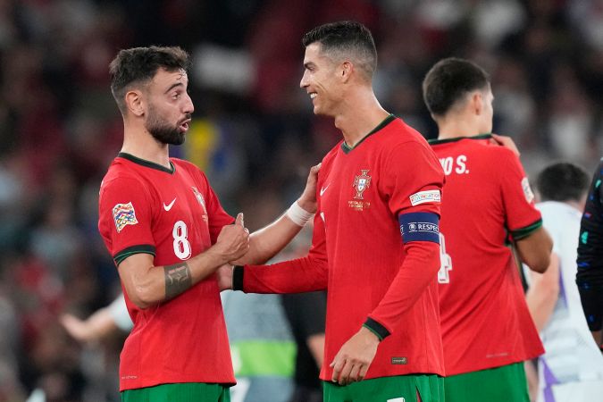 Cristiano Ronaldo celebrando junto a Bruno Fernandes después de anotar el segundo gol de Portugal este sábado en el duelo ante Polonia.