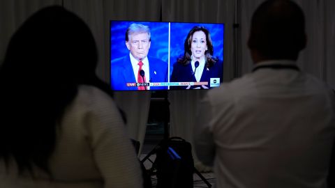 Los latinos afirman que ha aumentado su interés en la información electoral.