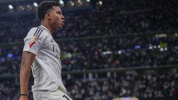 Real Madrid's Rodrygo celebrates after scoring his side's third goal during a Spanish La Liga soccer match between Real Madrid and Alaves at Santiago Bernabeu stadium in Madrid, Spain, Tuesday, Sept. 24, 2024. (AP Photo/Manu Fernandez)