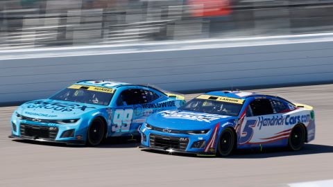 El mexicano Daniel Suárez (99) y Kyle Larson (5) durante la carrera de la Cup Series de Nascar realizada en Kansas City el 29 de septiembre, en el inicio de la ronda de los 12.