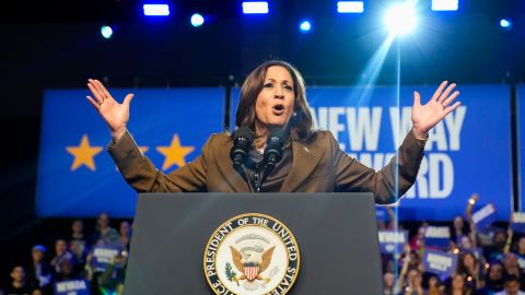 La vicepresidenta Kamala Harris busca acercarse más a votantes latinos.