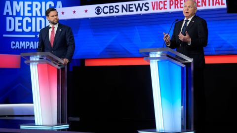 J.D. Vance y Tim Walz en el debate en CBS News.