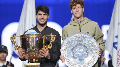 Carlos Alcaraz (i) derrotó en la final del Abierto de China al número 1 del mundo: Jannik Sinner (d).