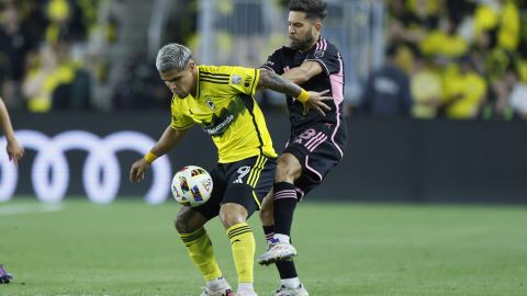 "Cucho" Hernández protege el balón durante un partido contra el Inter Miami.