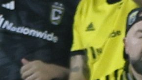 Lionel Messi celebra con Luis Suárez uno de sus dos goles contra el Columbus Crew.