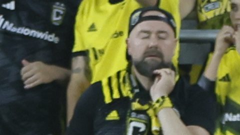 Lionel Messi celebra con Luis Suárez uno de sus dos goles contra el Columbus Crew.