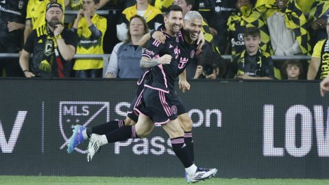 Lionel Messi celebra con Luis Suárez uno de sus dos goles contra el Columbus Crew.