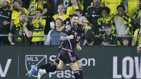 El argentino Lionel Messi y el uruguayo Luis Suárez festejan un gol ante el Crew de Columbus, el miércoles 2 de octubre de 2024, en un encuentro de la MLS (AP foto/Jay LaPrete)