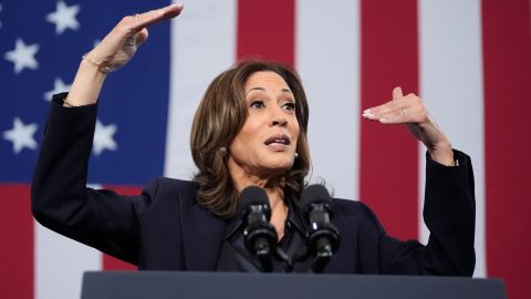 La vicepresidenta Kamala Harris promete un mejorado plan de salud.