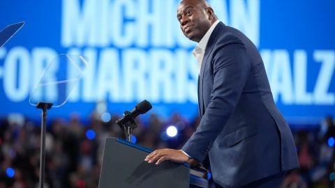 Magic Johnson habla en un mitin de campaña para la candidata presidencial demócrata Kamala Harris en Flint, Michigan