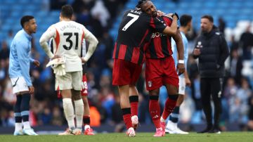 Adama Traoré junto a Raúl Jiménez durante un encuentro del Fulham esta temporada de la Premier League.