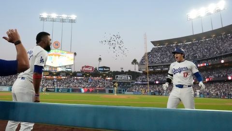 Como luego de cada jonrón, Shohei Ohtani fue recibido en la caseta de su equipo con semillas de girasol lanzadas por Teoscar Hernández, en el segundo inning del juego de la serie entre Dodgers y Padres en Los Ángeles.