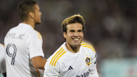 Los Angeles Galaxy midfielder Riqui Puig (10) in the second half of an MLS soccer match Wednesday, Oct. 2, 2024, in Commerce City, Colo. (AP Photo/David Zalubowski)