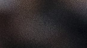 Bronny James (9), derecha, de los Lakers de Los Ángeles, entra a la cancha con su padre LeBron James (23), durante la primera mitad de un partido de pretemporada de baloncesto de la NBA el domingo 6 de octubre de 2024, en Palm Desert, California (Foto AP/William Liang)