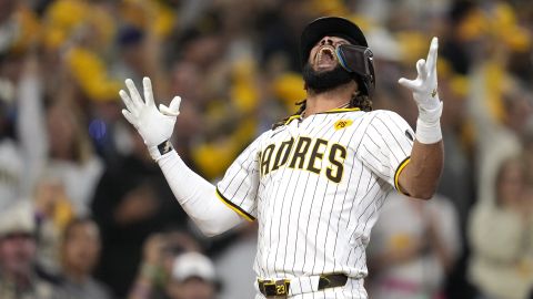 Fernando Tatis Jr. celebra luego de batear un jonrón de dos carreras en el segundo inning del tercer partido de la serie de playoffs entre los Padres y los Dodgers.