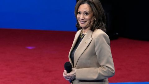 Kamala Harris pide a latinos a votar por ella.