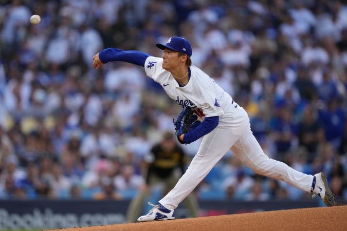 Yoshinobu Yamamoto lanza durante la primera entrada del jugo 5 de la Serie Divisional entre Dodgers y Padres en Los Ángeles. El pitcher japonés lanzó muy bien cuando su equipo más lo necesitaba.