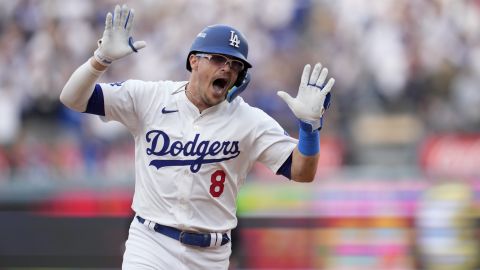 Enrique "Kiké" Hernández celebra su jonrón en el segundo inning que le dio la ventaja a los Dodgers sobre los Padres en el juego 5 de la Serie Divisional.