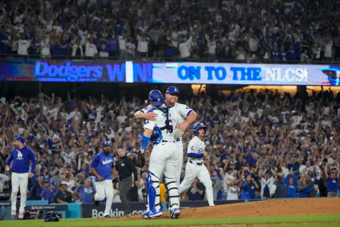 El pitcher relevista Blake Treinen celebra con el catcher Will Smith luego de conseguir el out 27 para que los Dodgers ganaran la Serie Divisional contra San Diego.