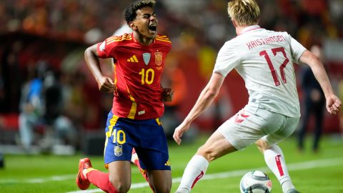 Lamine Yamal recibió constantes patadas a lo largo del encuentro entre España y Dinamarca por la UEFA Nations League.