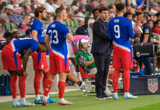 Mauricio Pochettino dando indicaciones a Ricardo Pepi quien ingreso en el minuto 67 en encuentro amistosos del sábado ante Panamá en Texas.