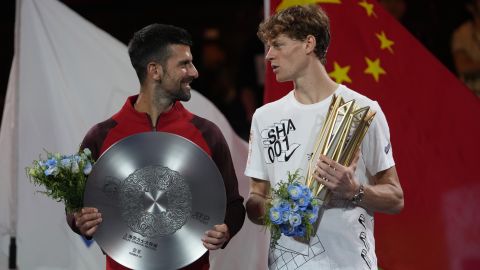 Novak Djokovic (i) y Jannik Sinner (d) durante la ceremonia de premiación del Masters de Shanghái.