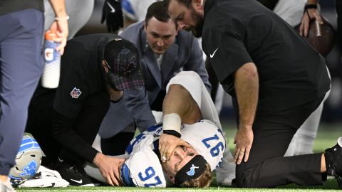 Aidan Hutchinson instantes después de su lesión.