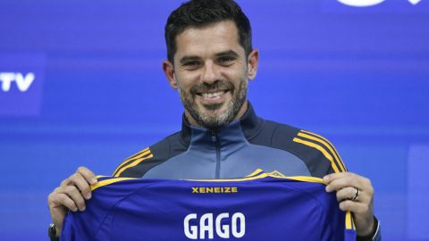 Gago presume la camiseta de Boca Juniors.