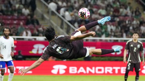 Raúl Jiménez marcó un gran gol ante Estados Unidos.