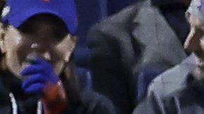 Shohei Ohtani celebra con Enrique Hernández tras batear un jonrón de tres carreras en el octavo inning. Los Dodgers ganaron cómodamente a los Mets en Nueva York.